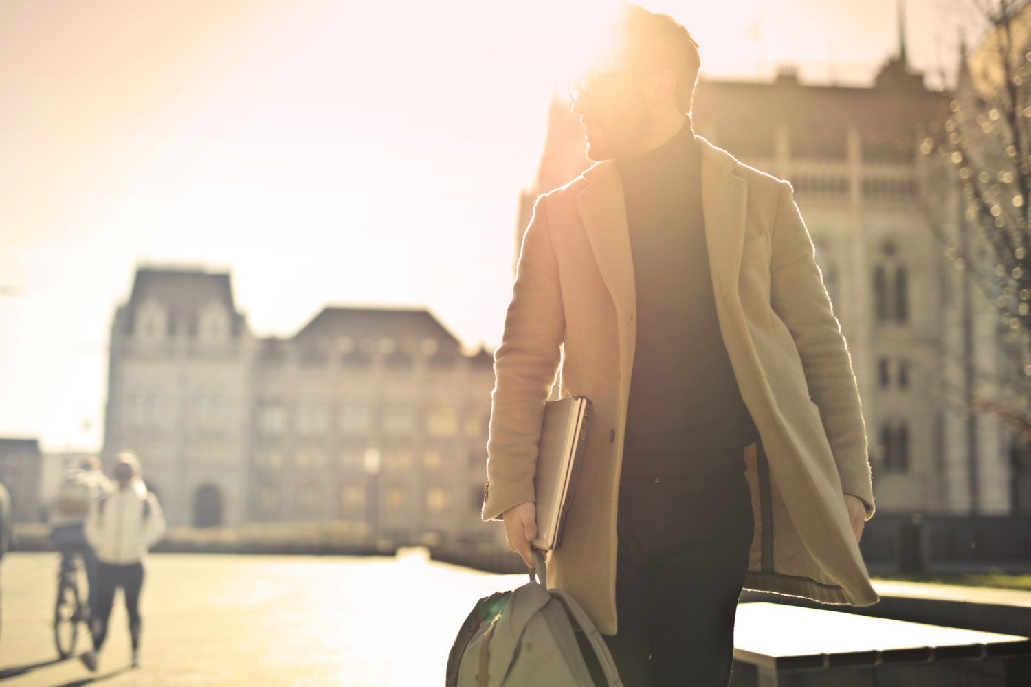 TravelAssist-homme-affaire-jeune-cadre-dynamique